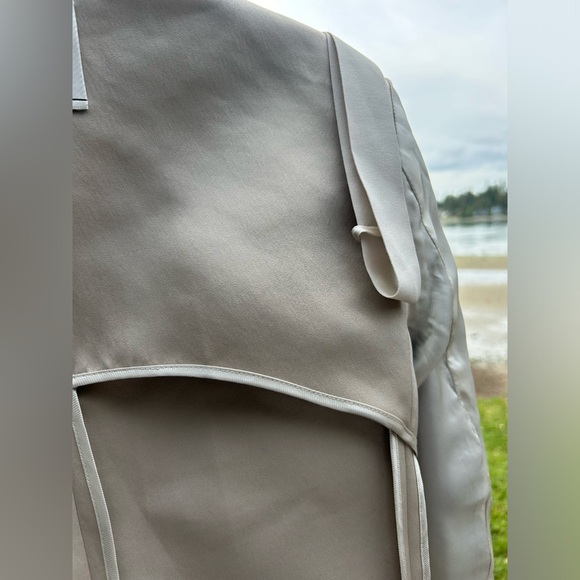 81.PHILLIP LIM Beige Tuxedo Jacket with Contrast Black Collar & Sleeves
Size:8 - Picture 7 of 17